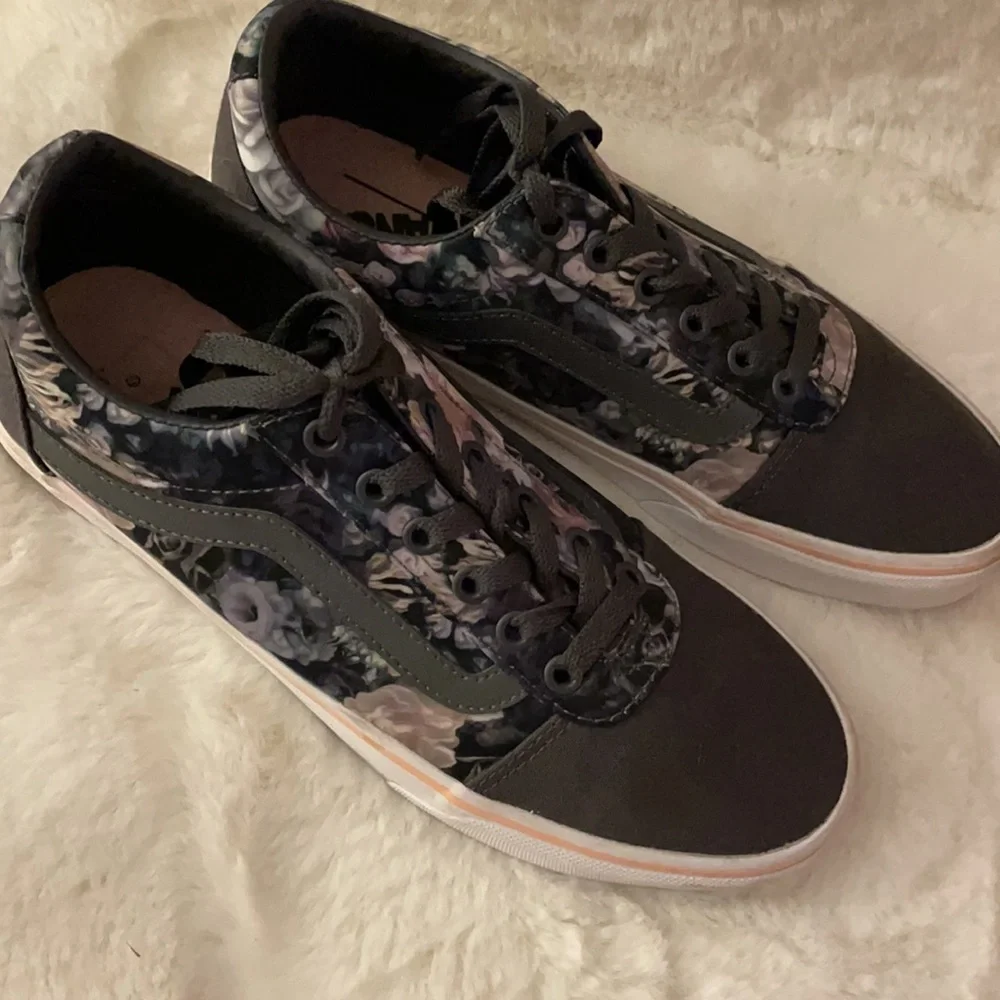 Vans Grey Floral Unisex Sneaker in 9M - Picture 3 of 12